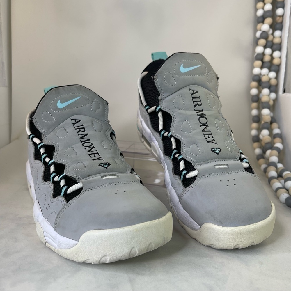 Nike Men's Low-Top Sneakers Basketball Shoe
AIR MORE MONEY Grey Wolf size 7Y